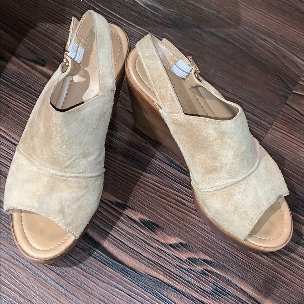 Mila Paoli Wedges !!